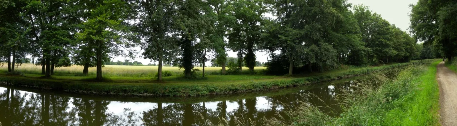 Percée sur la campagne depuis le canal